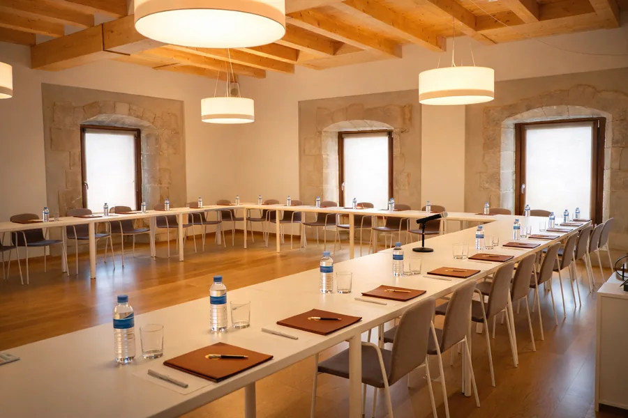 Salle montée en U pour une journée de travail