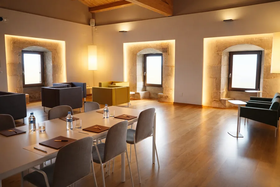 Salle polyvalente 2, avec table de travail et coin salon