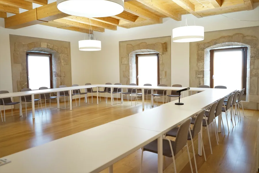 La Salle de la Tour montée avec une grande table