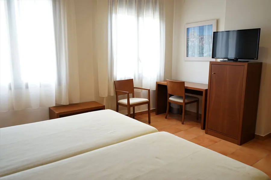 Triple room with Montsec views