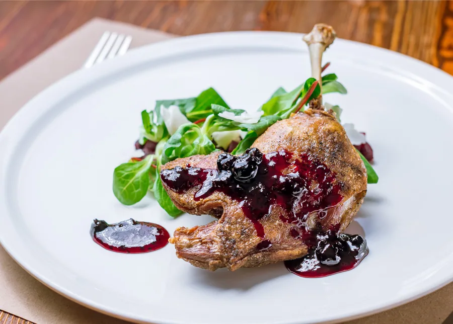 Confit de canard à l'aigre-doux de framboises