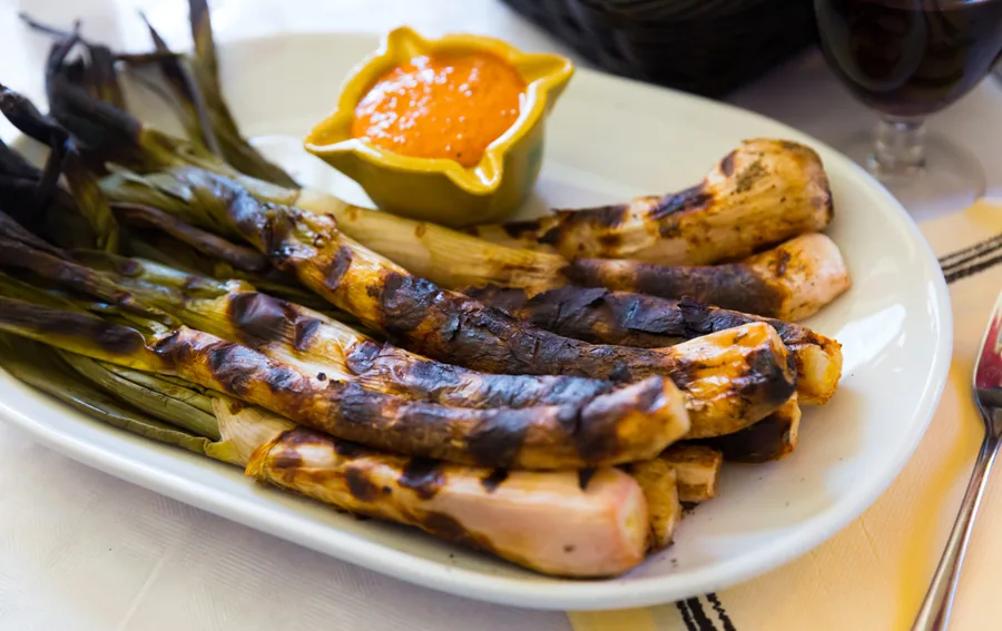 Calçots a la brasa avec leur sauce