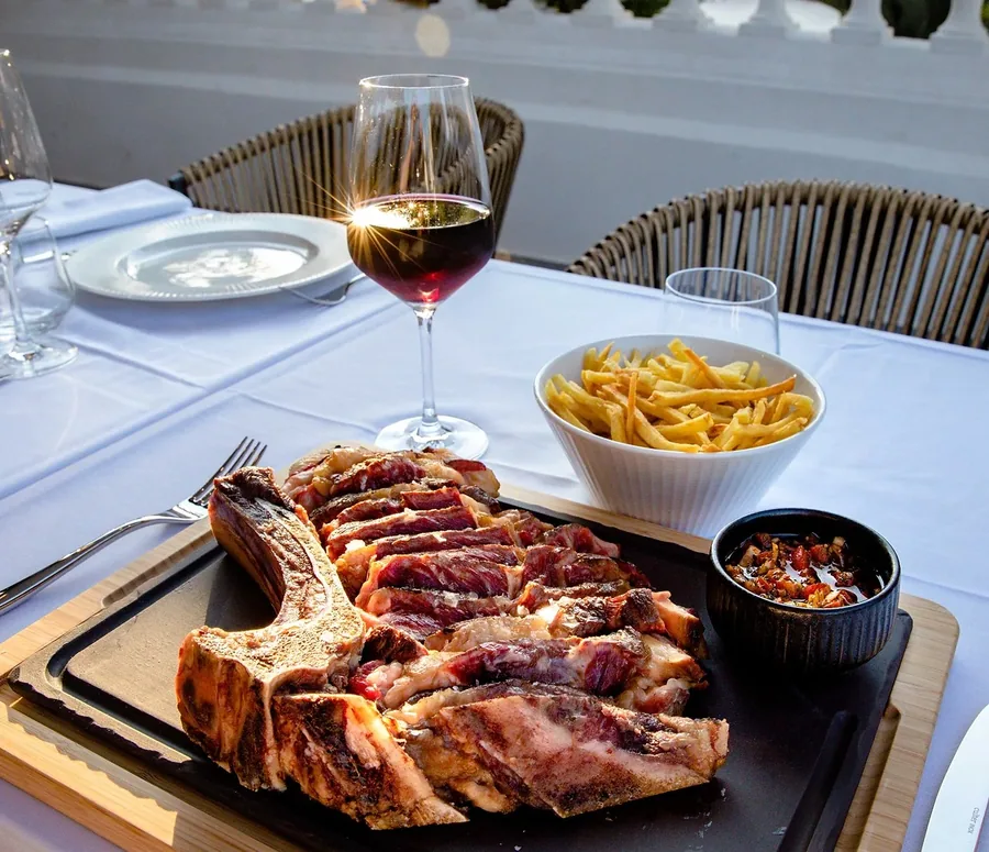 Bœuf de race brune grillé à la braise